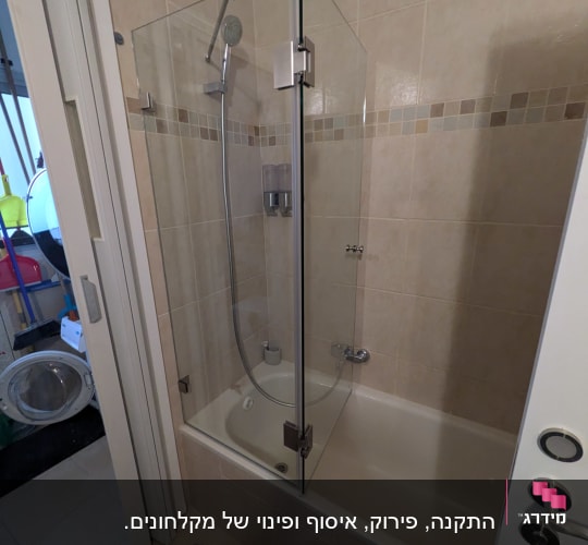 מקלחת עם דלת זכוכית ואביזרים